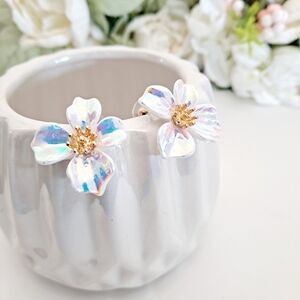 💖2/$30 Boho Gold white Daisy Flower dainty iridescent Stud cottagecore earrings